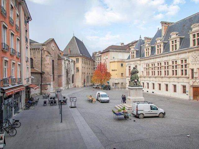 F3 meublé Place Saint André