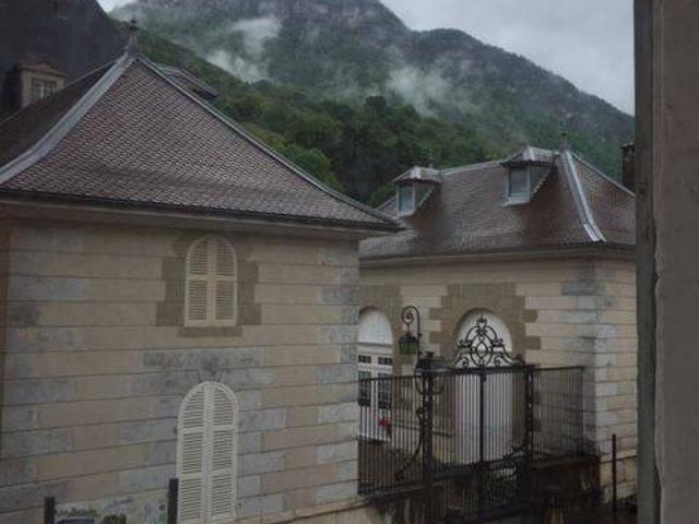 F1 bis lumineux de 27 m² – Voreppe centre – Vue montagne et château