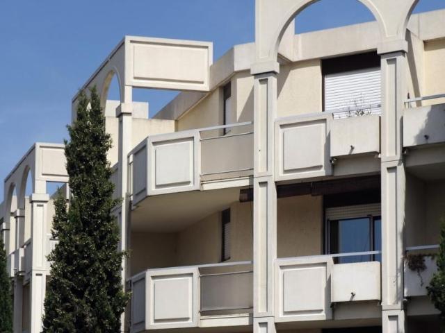 F1 meublé de 33.6 m², balcon. Cuisine indépendante équipée. Garage