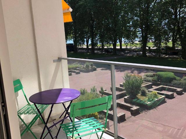 F1 meublé en très bon état. Situé au bord du lac, balcon vue sur le lac. Immeuble très calme, sécurisé, proche de toutes commodités