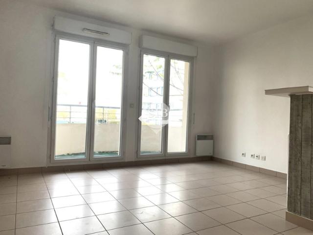 F2 avec balcon Loyer 690 €  + 65 €