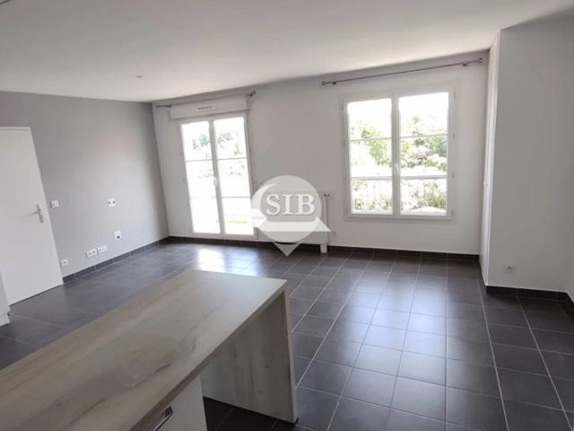 F2 avec balcon Loyer 815 €  + 45 €