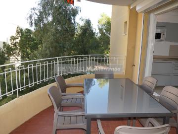F2 + cabine pour 4 personnes. Proche centre ville et plages, au calme