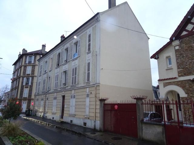 F2 DANS IMMEUBLE ANCIEN A 5 mn A PIEDS DU RER D