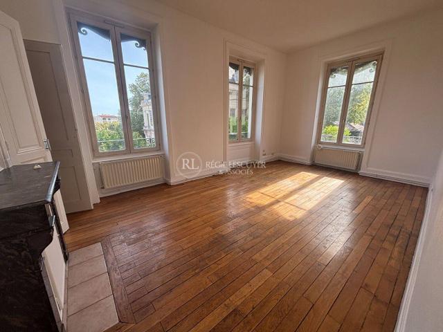 F2 GDE RUE DE OULLINS 69600 OULLINS
