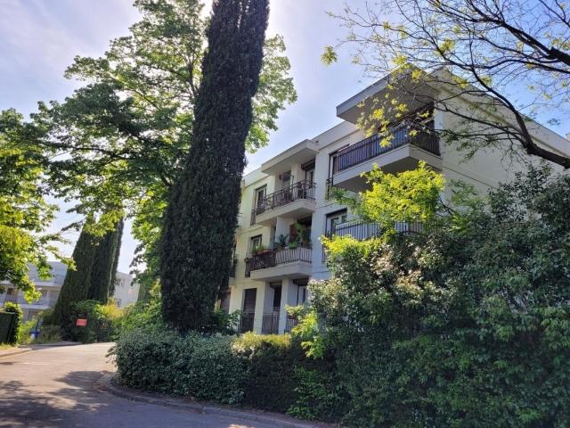 F2 meublé de 50 m² + balcon. Cuisine Equipée Indépendante. Cellier en sous sol