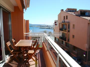 F2 POUR 4 PERSONNES. Situé à 30 m. de la plage et plein centre ville ! VUE MER. Garage