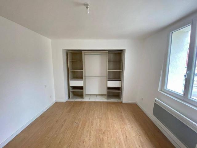 F2 Refait à neuf MOUROUX place de parking