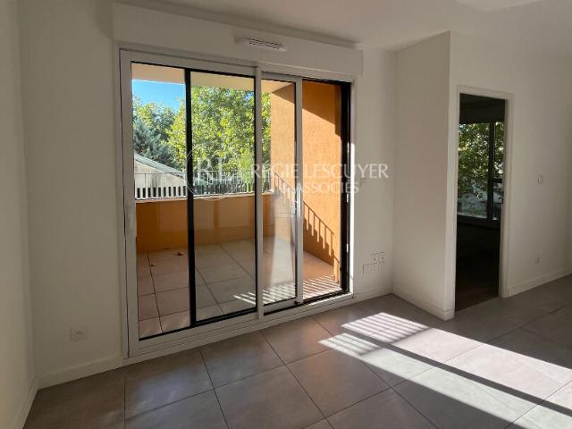 F2 RUE HUGUES GUERIN LYON 8 A22
