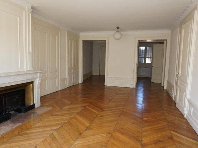 F5 27 QUAI TILSITT LYON 2 BALCON FILANT
