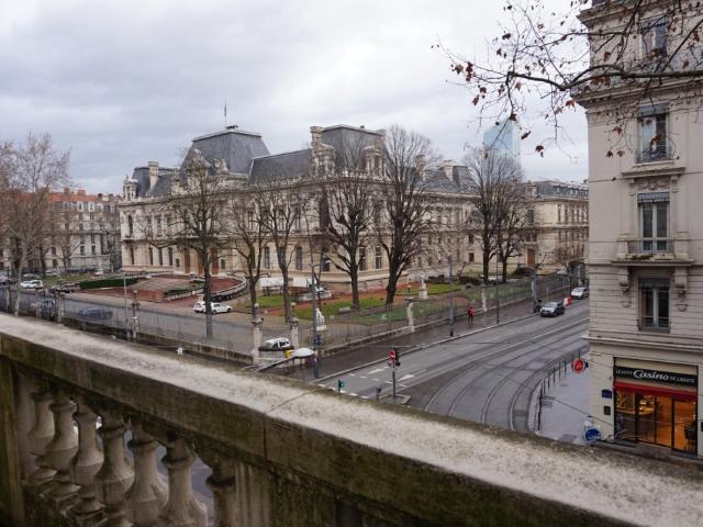 F5 SALON DOUBLE BALCON FILANT 10 RUE SERVIENT LYON 3