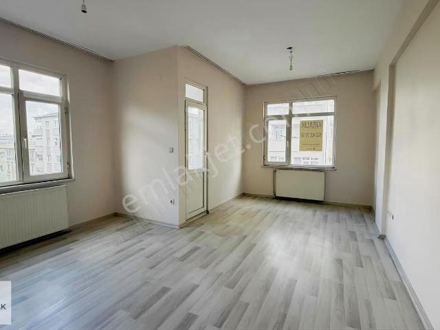 Fındıklı Mahallesi Ana Caddede Kiralık Geniş 3+1