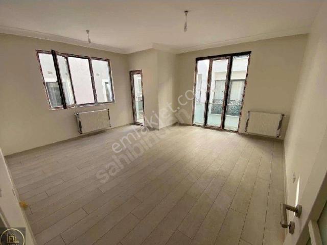 F l Den Esenevlerde Üsküdar, Kadıköy, Toplu Taşıma Duraklarında Genç Ve Bakımlı 2+1