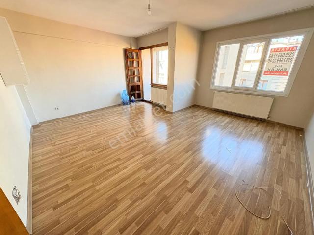 F l Emlaktan Emaar Avm Libadiye Yakını 2+1 3.kat Aile Bekar