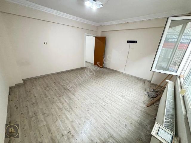 F l Emlaktan Ümraniye Çarşı İçinde Ayrı Mutfaklı 1+1 Daire