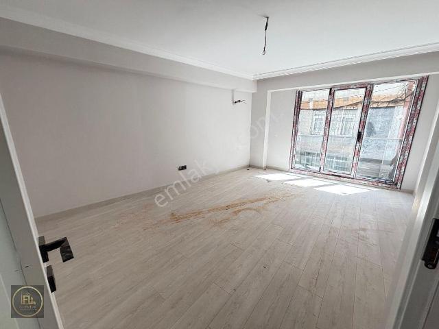 F l Emlaktan Üsküdar Ahmediye De 3+1 110 M2 Ebeveyn Banyolu Yeni Bina Yüksek Giriş