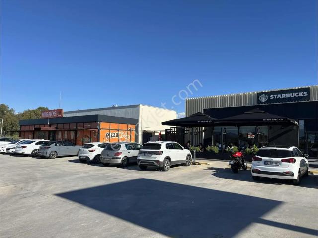 Fırsat! Starbucks Ve Migros Olan Sitede Havuz Cephe Bahçe Katı