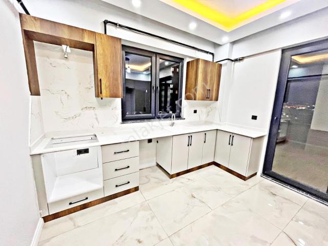 Fıstıklık'da Cadde Üzeri Arakat Yerden Isıtma Genş Balkon Lüx2+1
