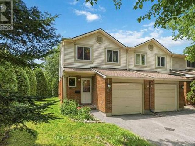 F 12 Offenbach Lane, Ottawa, ON, K2G 4Z9 townhouse for sale | Listing ID X13542 | Royal LePage