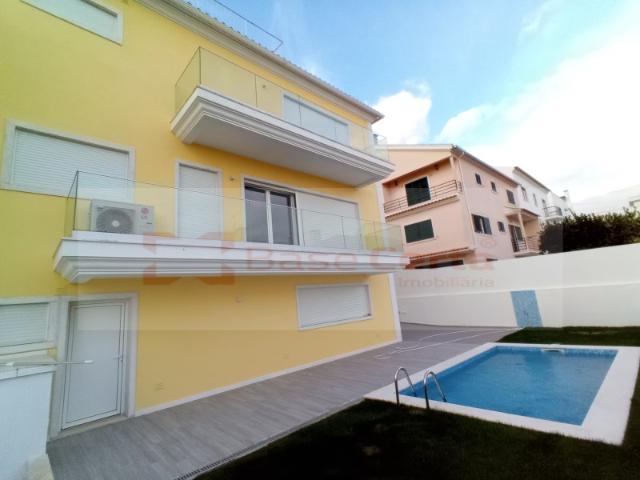 FAMÕES / SÃO SEBASTIÃO: Moradia Isolada T5+1 c/ Piscina