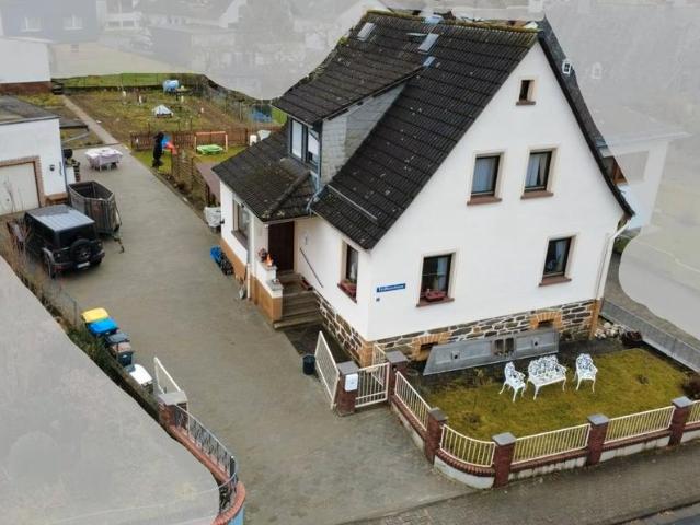 Famielienhaus mit grossen Garten und Baupotenzial