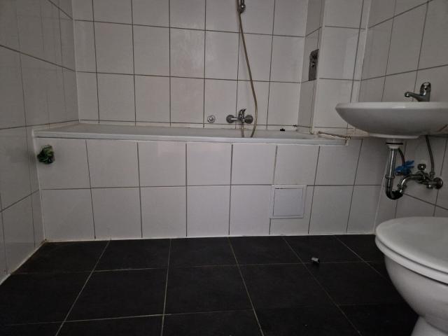Familien Willkommen! Großzügige 5 Zimmer Wohnung aktuell in Renovierung!