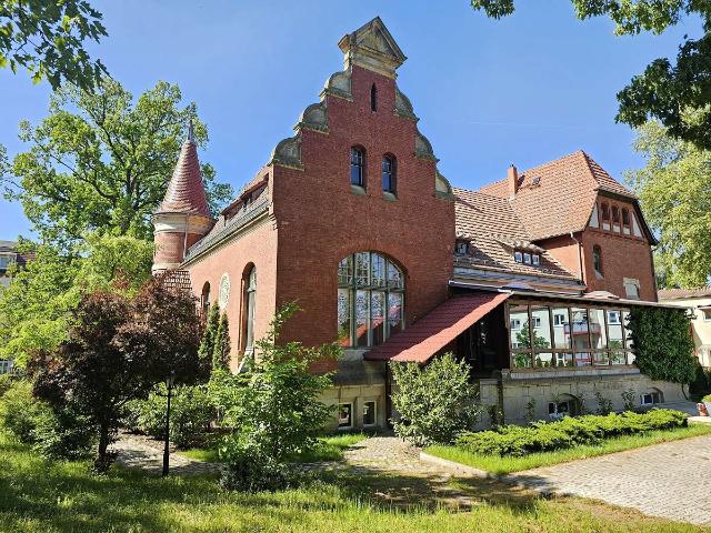 Familien aufgepasst! Leben auf 715m² im historischen Offizierskasino! | Künne Immobilien Gruppe