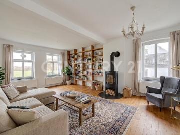 Familiendomizil: Altbau Charme trifft auf grenzenlose Entfaltungs und Gestaltungsmöglichkeiten
