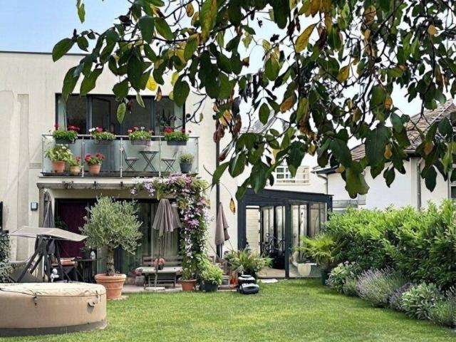 FAMILIENDOMIZIL MIT GARTEN UND GARAGE