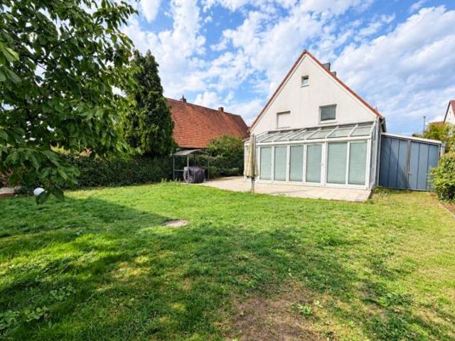 Familiendomizil mitten im Zentrum mit großem Garten, Küche, Carport, Freisitz