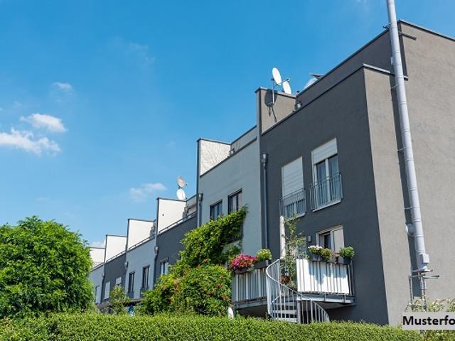 Familienfreundlich Doppelhaushälfte mit Doppelgarage und Gartenfläche
