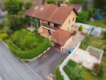 FAMILIENFREUNDLICH MIT SONNIGEM GARTEN