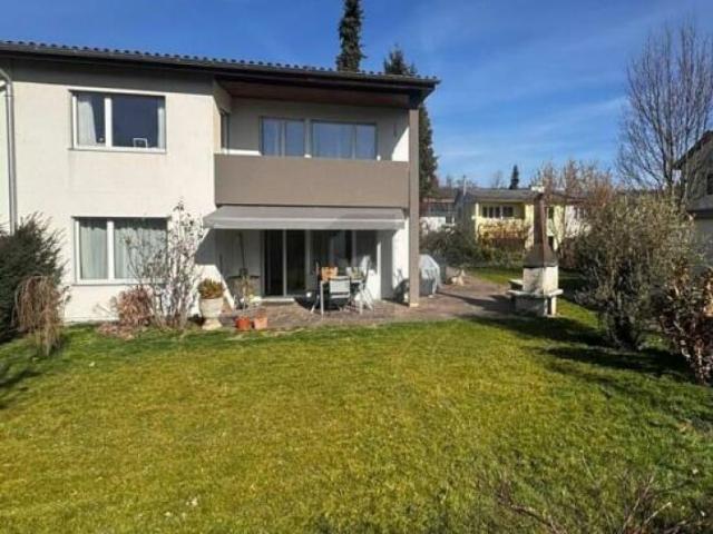 FAMILIENFREUNDLICH MIT SONNIGEM GARTEN