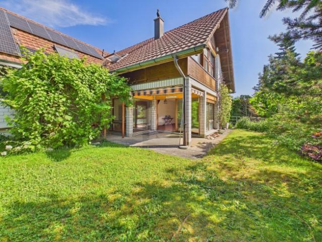 FAMILIENFREUNDLICH MIT SONNIGEM GARTEN