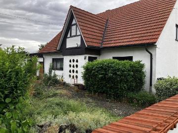 Familienfreundlich wohnen: EFH mit großer Dachterrasse, Kachelofen und Top Anbindung in Eitensheim