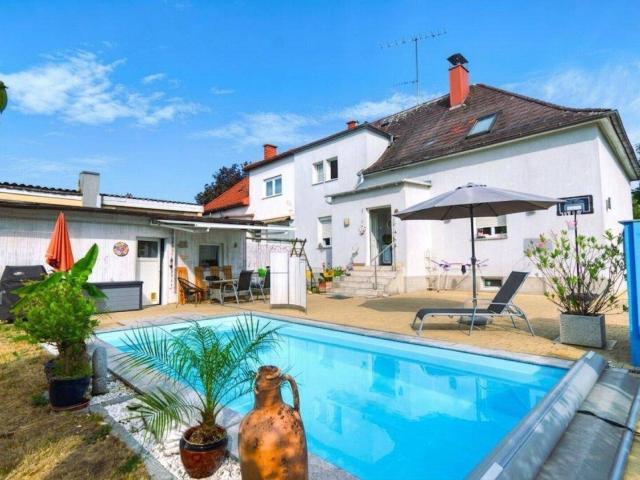 Familienfreundliche DHH in Wels: 4 Schlafzimmer, Pool, Kachelofen & Nebengebäude