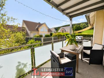 Familienfreundliche DHH mit *zwei Balkonen, Terrasse und Garage* in Hofstetten
