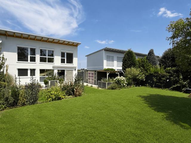 Familienfreundliche Wohngegend I ca. 230 m² Außenfläche I Photovoltaik, Klimaanlage & Stellplätze inkl. E Lade