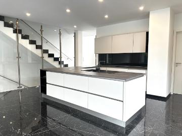 Familienfreundliche Doppelhaushälfte mit 4 Schlafzimmern, 3 Luxusbädern, Garten und Garage – Fohrer Select Immobilien