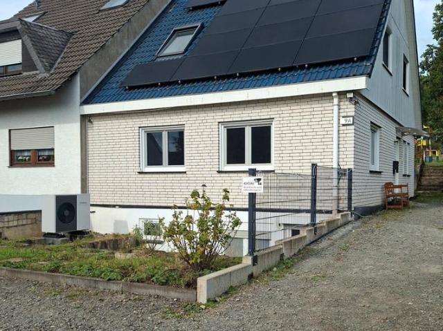 familienfreundliche, provisionsfreie Doppelhaushälfte mit PV