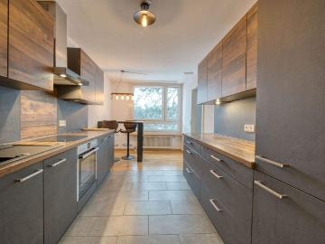 Familienfreundliche 3 Zimmer Wohnung, Innenhoflage & TG Stellplatz modernisiert & sofort verfügbar