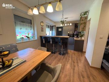 Familienfreundliche 4 Zimmer Wohnung mit Carport und Loggia