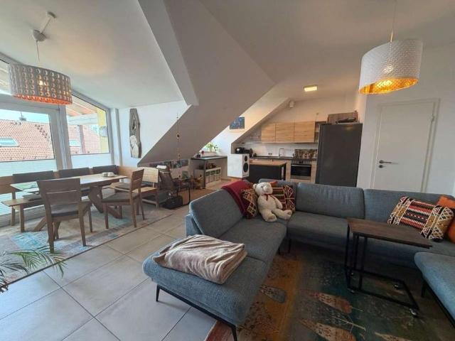 Familienfreundliche 4 Zimmer Wohnung mit Einbauküche, zwei Balkonen und Carport
