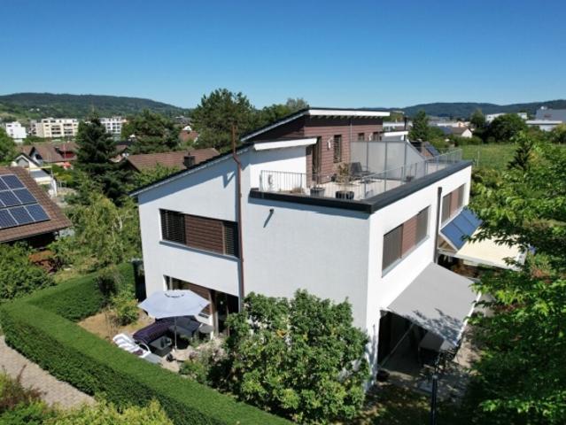 Familienfreundliche 5.5 Zimmer Doppelhaushälfte mit Garten und Dachterrasse