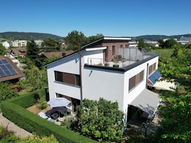 Familienfreundliche 5.5 Zimmer Doppelhaushälfte mit Garten und Dachterrasse