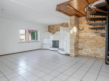 Familienfreundliche 6 Zimmer Whg mit Garten!