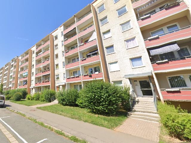 Familienfreundliche 6 Zimmer Wohnung mit Balkon in Zwickau, Neuplanitz