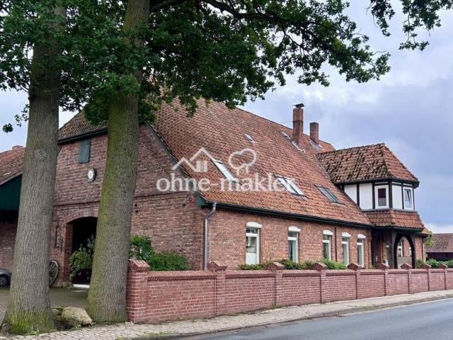 Familienfreundliche 8 Zimmer Wohnung mit großem Garten in historischem Bauernhaus in Neuwarmbüchen