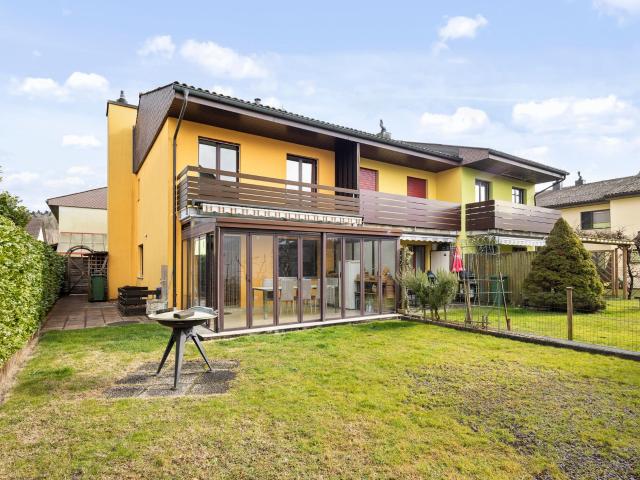 Familienfreundliches Wohnerlebnis mit Garten und Wintergarten