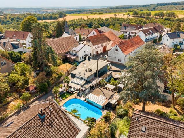 Familienfreundliches Zuhause mit Pool, Sauna & Bauland